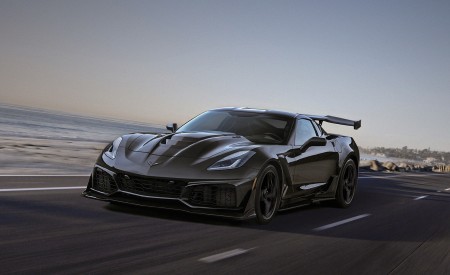2019 Chevrolet Corvette ZR1 Front Three-Quarter Wallpapers 450x275 (69)