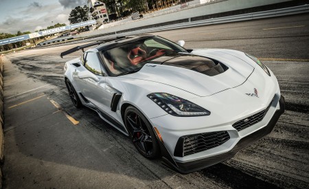 2019 Chevrolet Corvette ZR1 Front Three-Quarter Wallpapers 450x275 (57)