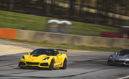 2019 Chevrolet Corvette ZR1 Front Three-Quarter Wallpapers 450x275 (34)