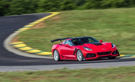 2019 Chevrolet Corvette ZR1 Front Three-Quarter Wallpapers 450x275 (95)