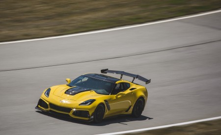 2019 Chevrolet Corvette ZR1 Front Three-Quarter Wallpapers 450x275 (33)