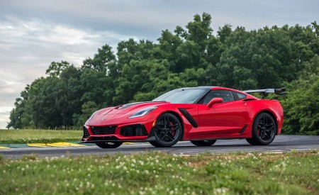 2019 Chevrolet Corvette ZR1 Front Three-Quarter Wallpapers 450x275 (96)