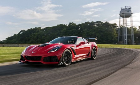 2019 Chevrolet Corvette ZR1 Front Three-Quarter Wallpapers 450x275 (84)