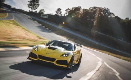 2019 Chevrolet Corvette ZR1 Front Three-Quarter Wallpapers 450x275 (32)