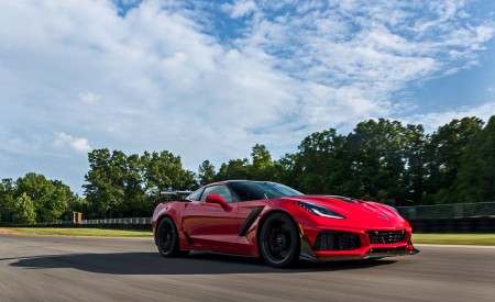 2019 Chevrolet Corvette ZR1 Front Three-Quarter Wallpapers 450x275 (85)
