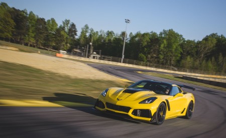 2019 Chevrolet Corvette ZR1 Front Three-Quarter Wallpapers 450x275 (30)