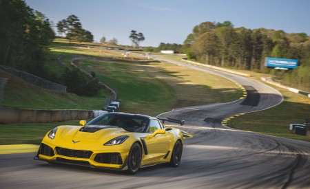2019 Chevrolet Corvette ZR1 Front Three-Quarter Wallpapers 450x275 (29)