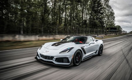 2019 Chevrolet Corvette ZR1 Front Three-Quarter Wallpapers 450x275 (55)
