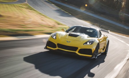 2019 Chevrolet Corvette ZR1 Front Three-Quarter Wallpapers 450x275 (28)