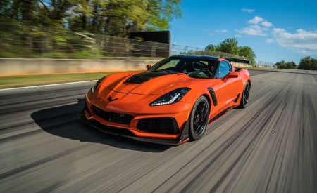 2019 Chevrolet Corvette ZR1 Front Three-Quarter Wallpapers 450x275 (19)