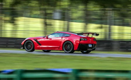 2019 Chevrolet Corvette ZR1 Rear Three-Quarter Wallpapers 450x275 (100)