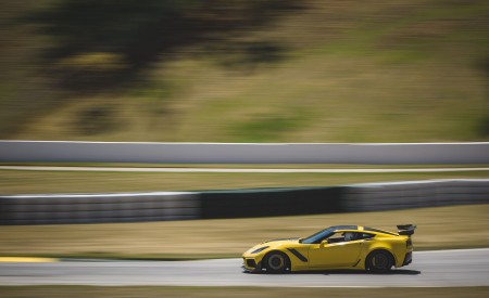 2019 Chevrolet Corvette ZR1 Side Wallpapers 450x275 (35)