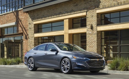 2019 Chevrolet Malibu Front Three-Quarter Wallpapers 450x275 (39)