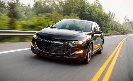 2019 Chevrolet Malibu RS Front Three-Quarter Wallpapers 450x275 (2)