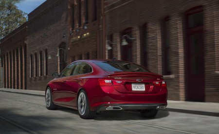 2019 Chevrolet Malibu RS Rear Three-Quarter Wallpapers 450x275 (36)
