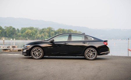 2019 Chevrolet Malibu RS Side Wallpapers 450x275 (9)
