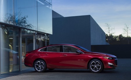 2019 Chevrolet Malibu RS Side Wallpapers 450x275 (37)