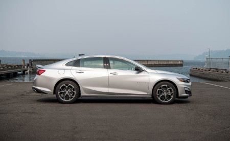 2019 Chevrolet Malibu RS Side Wallpapers 450x275 (32)