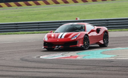 2019 Ferrari 488 Pista Front Three-Quarter Wallpapers 450x275 (34)