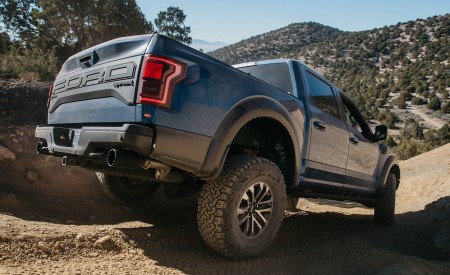 2019 Ford F-150 Raptor Rear Three-Quarter Wallpapers 450x275 (17)