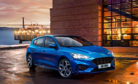 2019 Ford Focus Hatchback ST-Line Front Three-Quarter Wallpapers 450x275 (2)