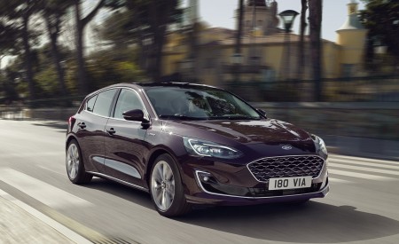 2019 Ford Focus Hatchback Vignale Front Three-Quarter Wallpapers 450x275 (34)