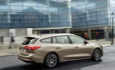 2019 Ford Focus Wagon Titanium Rear Three-Quarter Wallpapers 450x275 (74)