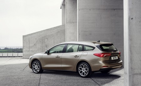 2019 Ford Focus Wagon Titanium Rear Three-Quarter Wallpapers 450x275 (80)