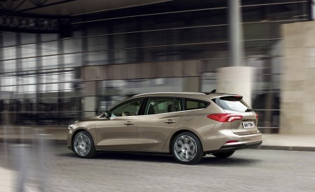 2019 Ford Focus Wagon Titanium Rear Three-Quarter Wallpapers 450x275 (73)