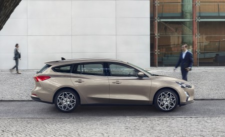 2019 Ford Focus Wagon Titanium Side Wallpapers 450x275 (79)