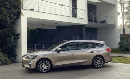 2019 Ford Focus Wagon Titanium Side Wallpapers 450x275 (77)