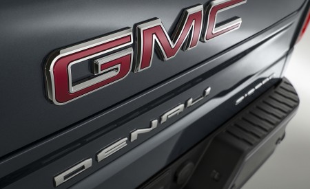 2019 GMC Sierra Denali Badge Wallpapers 450x275 (19)