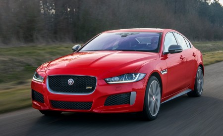2019 Jaguar XE 300 SPORT Front Three-Quarter Wallpapers 450x275 (2)