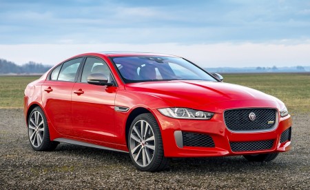 2019 Jaguar XE 300 SPORT Front Three-Quarter Wallpapers 450x275 (3)