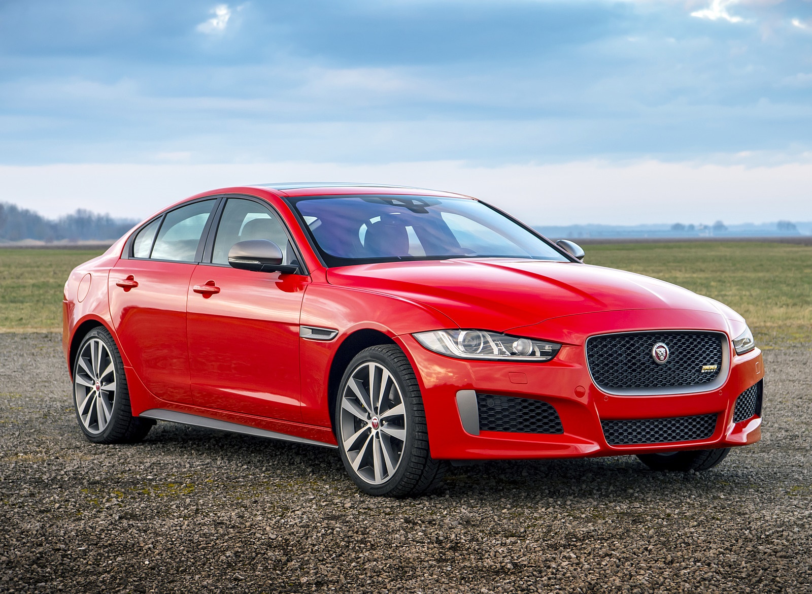 2019 Jaguar XE 300 SPORT Front Three-Quarter Wallpapers (3)