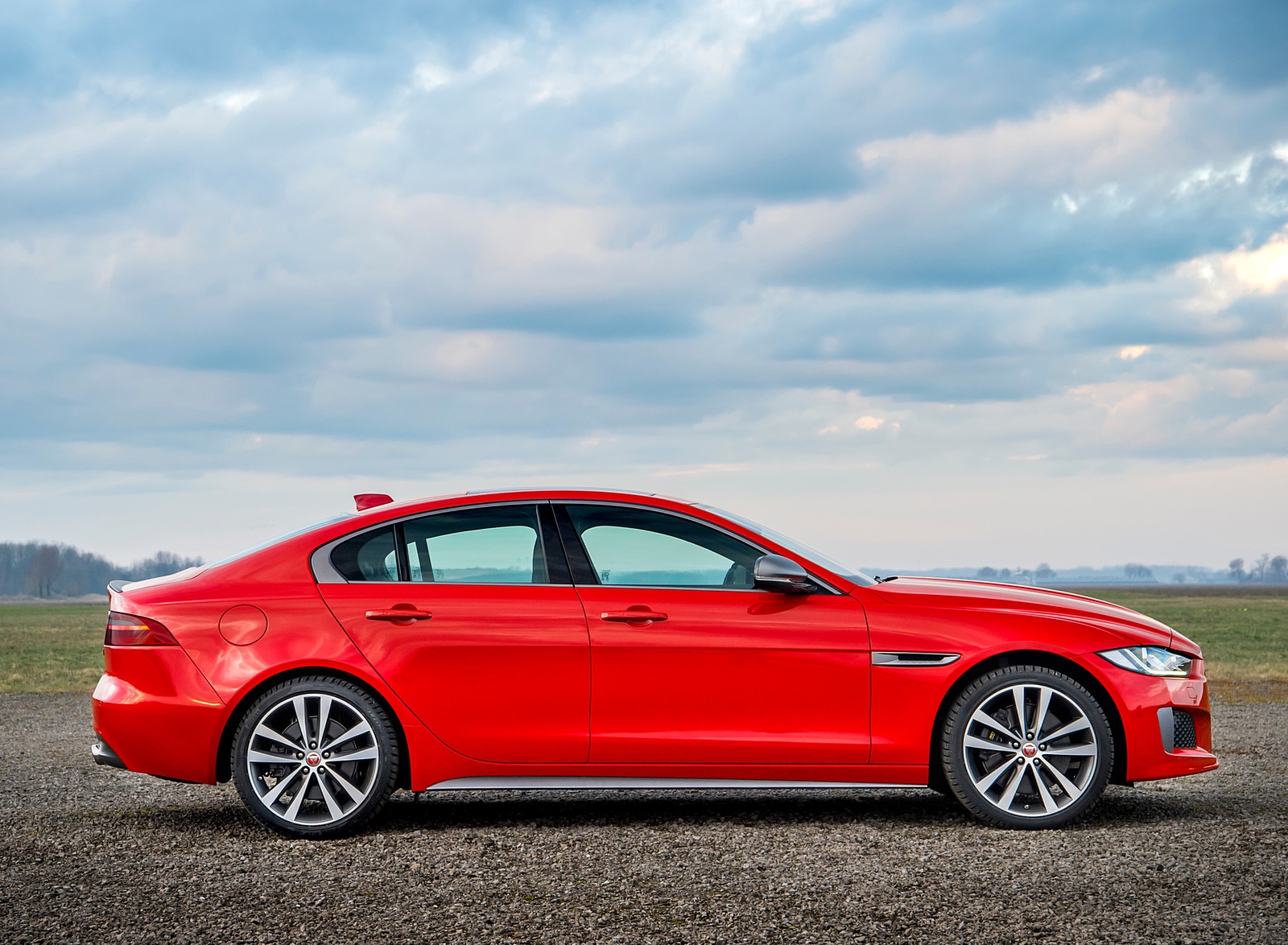 2019 Jaguar XE 300 SPORT Side Wallpapers (9)