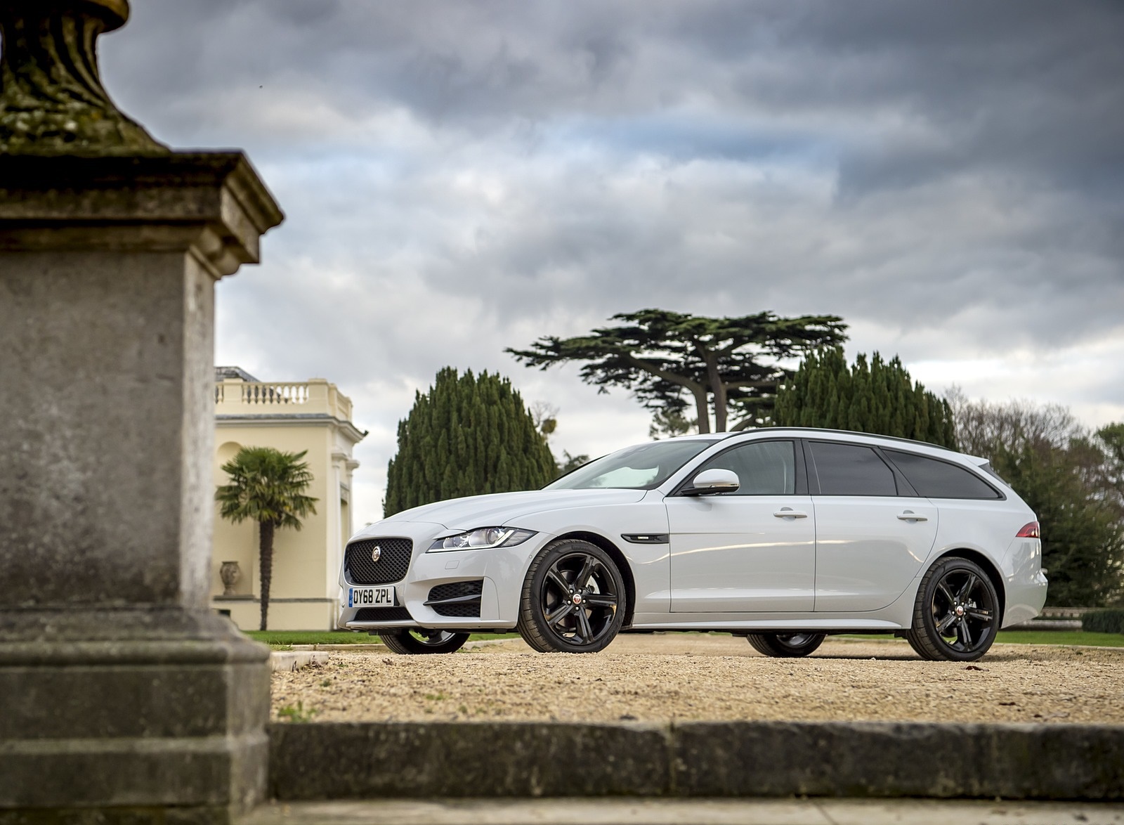 2019 Jaguar XF Sportbrake 20d AWD R-Sport Front Three-Quarter Wallpapers #13 of 51