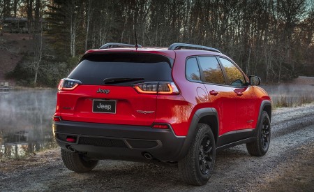 2019 Jeep Cherokee Trailhawk Rear Three-Quarter Wallpapers 450x275 (5)