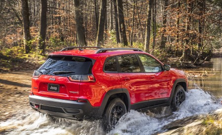 2019 Jeep Cherokee Trailhawk Rear Three-Quarter Wallpapers 450x275 (31)