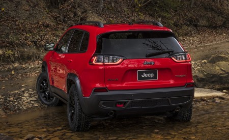 2019 Jeep Cherokee Trailhawk Rear Three-Quarter Wallpapers 450x275 (21)