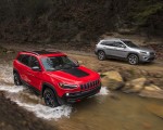 2019 Jeep Cherokee Trailhawk and Cherokee Limited Front Three-Quarter Wallpapers 150x120 (26)