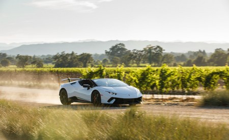 2019 Lamborghini Huracán Performante Spyder Front Three-Quarter Wallpapers 450x275 (3)