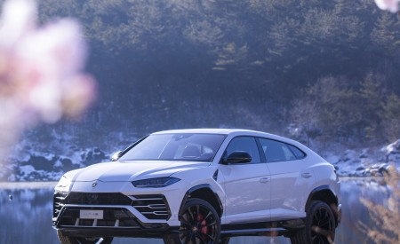 2019 Lamborghini Urus Front Three-Quarter Wallpapers 450x275 (180)