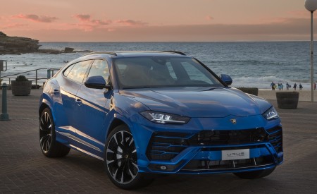 2019 Lamborghini Urus Front Three-Quarter Wallpapers 450x275 (185)