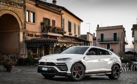 2019 Lamborghini Urus Front Three-Quarter Wallpapers 450x275 (40)