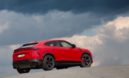 2019 Lamborghini Urus Rear Three-Quarter Wallpapers 450x275 (125)