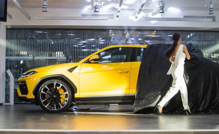 2019 Lamborghini Urus Side Wallpapers 450x275 (178)