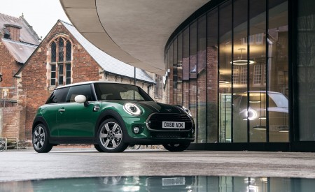 2019 MINI Cooper 3-Door 60 Years Edition Front Three-Quarter Wallpapers 450x275 (31)