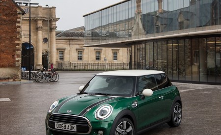 2019 MINI Cooper 3-Door 60 Years Edition Front Three-Quarter Wallpapers 450x275 (32)