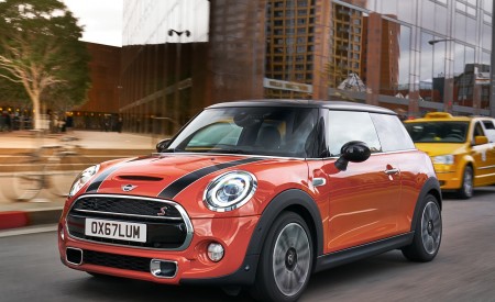 2019 MINI Hardtop 2 Door Front Three-Quarter Wallpapers 450x275 (47)